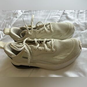 Like new/new never worn Puma Cream and Purple Runners Sz 9